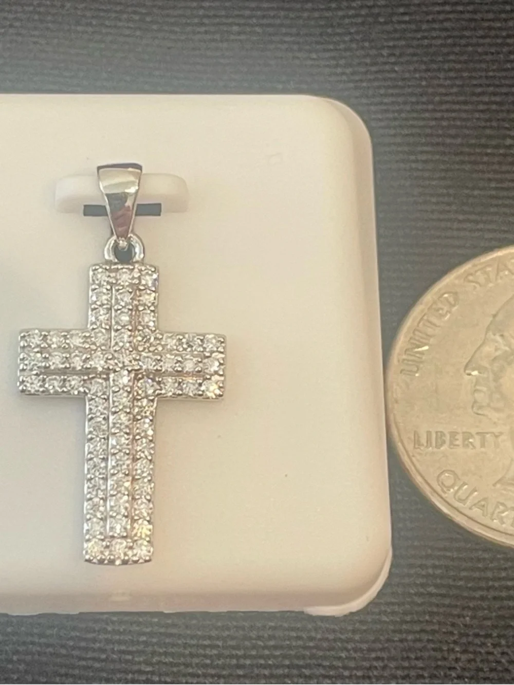 925 silver 1.00ctw Moissanite cross pendant - Picture 2 of 3